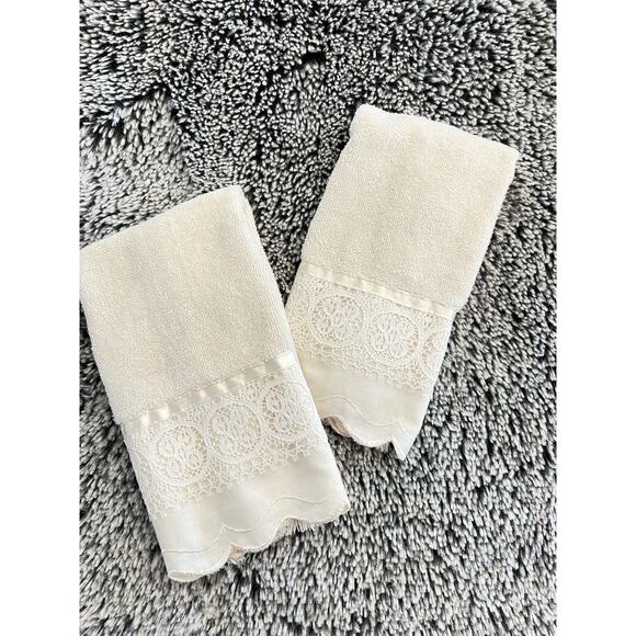 2 VTG Fieldcrest Lustre All Cotton Face Towels Embroidered Trim USA 10x18 Ivory - Picture 1 of 9